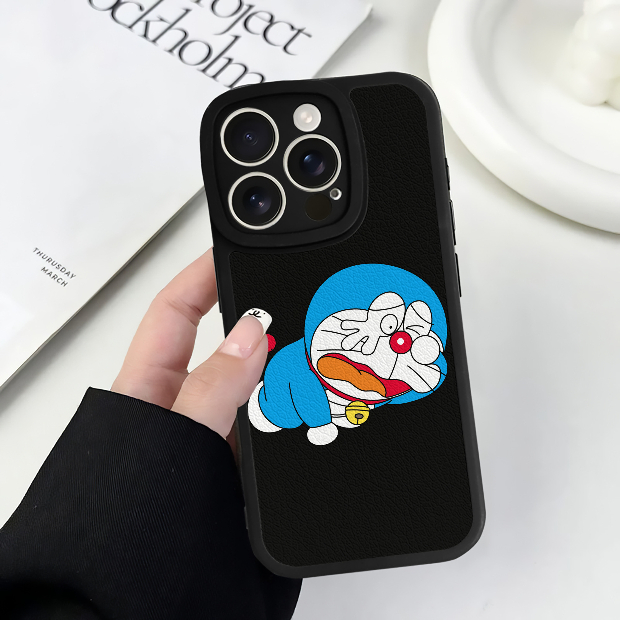（画像用） ドラえもん Doraemon 【iPhone 16シリーズ対応】シリコンスマホケース（レザー調） 材質：シリコン